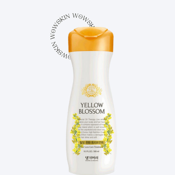 Tratamentul Yellow Blossom Hair Loss Care de la Daeng Gi Meo Ri, în prezentare de 300 ml, este dedicat revitalizării părului slăbit și predispus la cădere. Acest tratament intensiv este îmbogățit cu ingrediente hrănitoare precum uleiul terapeutic care stimulează scalpul și ajută la regenerarea părului. Rețeta sa specială cu Codonopsis Lanceolata, o plantă recunoscută în Coreea pentru proprietățile sale de întărire, împreună cu alte extracte botanice, contribuie la o îngrijire holistica a părului